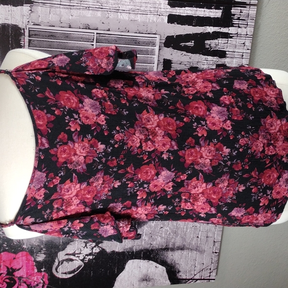 ❤️6 items for $25 sale!!❤️ Socialite Black Floral Cold Shoulder Blouse EUC - Picture 3 of 5